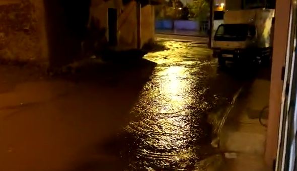 مياه الأمطار تحاصر منازل المواطنين بحي المسيرة بأزيلال (فيديو)